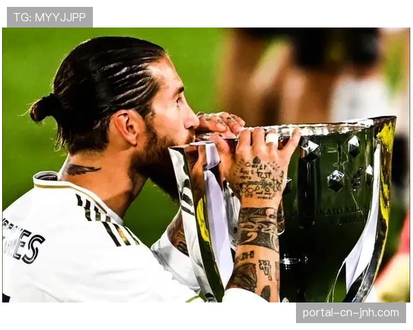 伯纳乌球场为克罗斯欧冠150场里程碑展示巨型纪念围巾